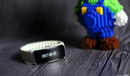 娱乐吃瓜戴手环