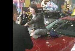 奔驰女车主回应背景