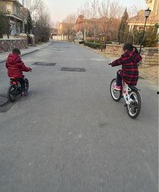 娱乐吃瓜酱骑车摔倒